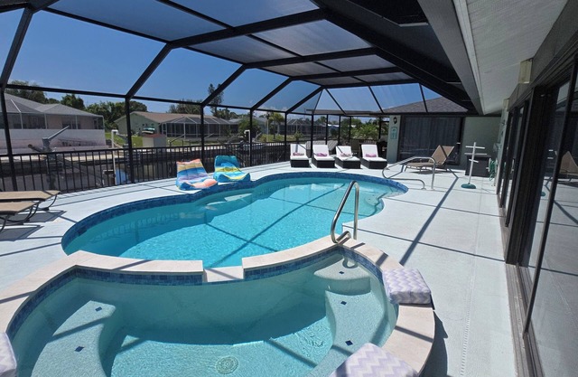 Schönes Kanalhaus, 3 Bett / 3 Bad, Pool, Whirlpool