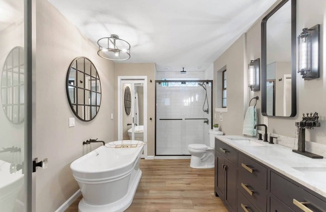 3 miles from NAS * King and Queen Bed * Covered Patio * Luxury Bath * Open concept Living