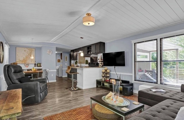 3 Miles from Surf City Beaches & Pet Friendly