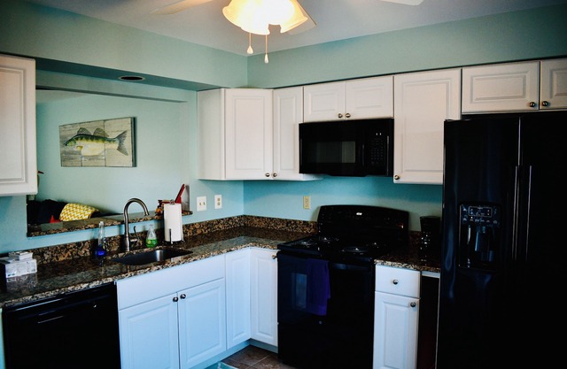 3 miles from the Beach! Updated townhome and community pool in Bethany Medows
