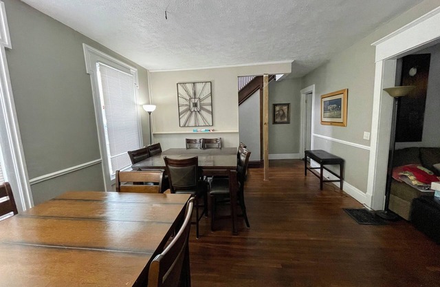 3 Miles to Downtown 3 Bedrooms 2 Full Baths. Kitchen, Dining & Gathering areas.