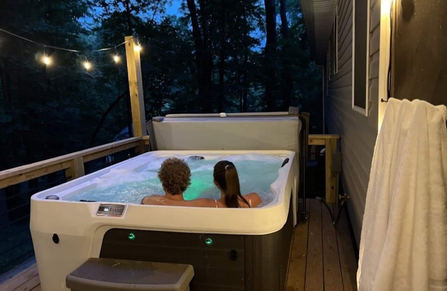 < 3 miles to Downtown, Hot tub and Firepit / Cabin