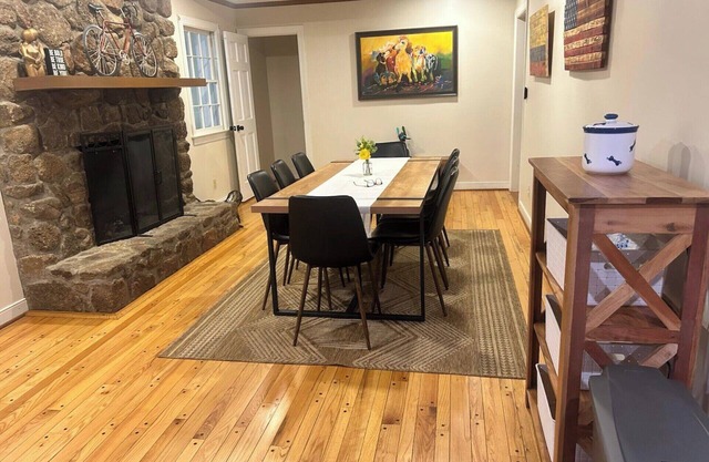 3 min to LU, 85" TV, 2 Dining areas, Fenced backyard, Large Driveway