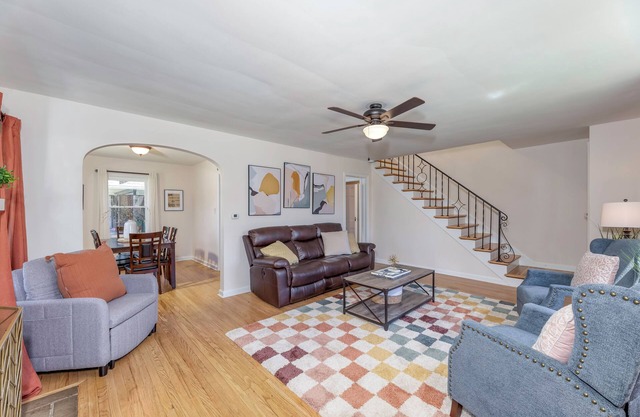 3 min walk to IMS First Turn! King Bed - Full Kitchen - Peaceful front porch!