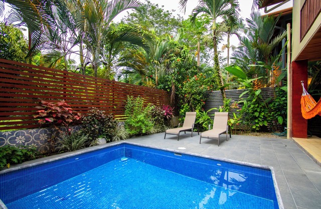 3 min walk to surf, 3bedrooms, Villa, Pool, Steps to the Beach!