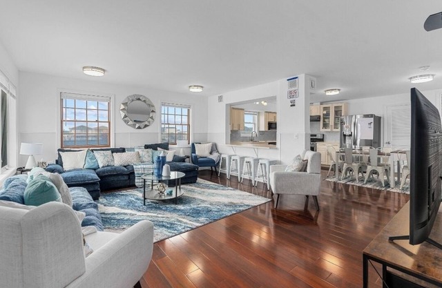 Spacious 3+BR/4BTH unit w/AC, 1.5 blocks from beach & Broadwalk. 8 beach badges.