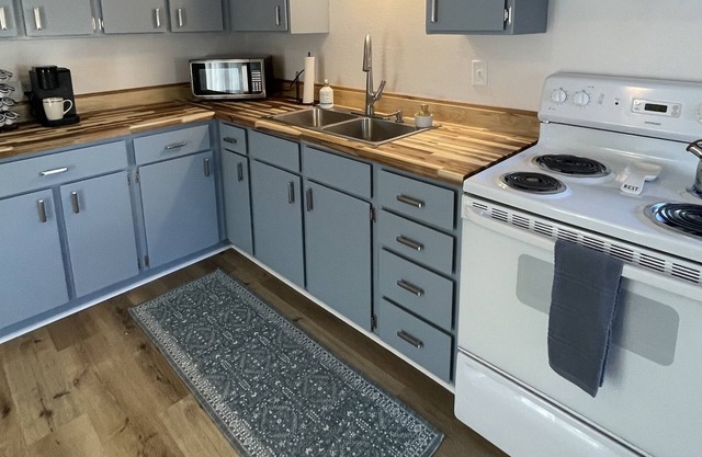 3 mins to Downtown Casper! 2 bedroom Dog Friendly Home w/ fireplace