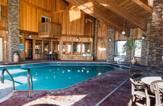 3-minute walk to Rendezvous Meadows! Next to a golf course, w/indoor pool & gym