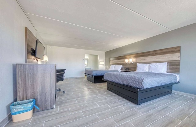 3 Modern Rooms w/ Pool, Free Breakfast, Near Barthell Coal Camp & Yahoo Falls