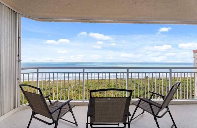 (3 Month Min) Oceanfront luxury at Hibiscus Breeze, charming 2/2 condo on North Hutchinson Island