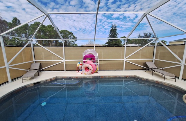 🍹🌞 3 Palms Oasis! Heated Saltwater Pool, Poolside TV, Near Beaches, Wi-Fi!