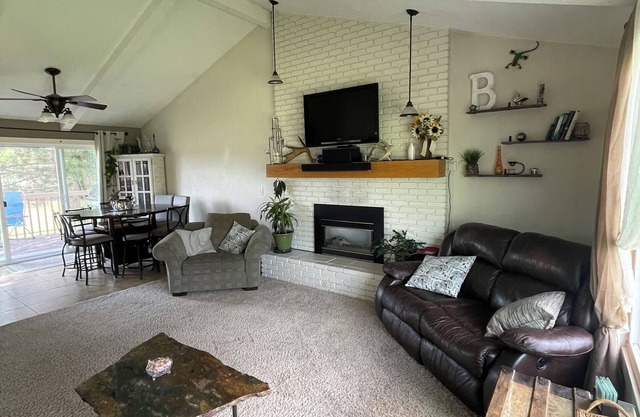 3 peaceful acres: big sky & mountain views, wildlife, farm life; minutes to town