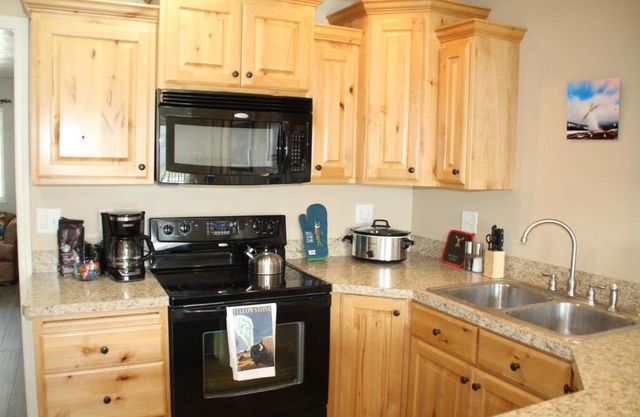 3 queen beds, 1 twin bed, 2 rooms, 1 and a half bath, self check-in, flexcation equipped