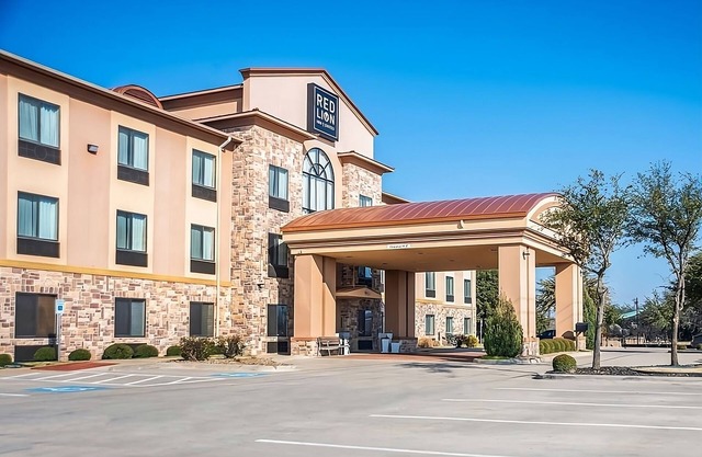3 Queen Beds Suite | Red Lion Inn & Suites w/ Kitchenette, Near Clark Gardens