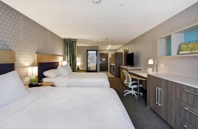 3 Relaxing Units Minutes to Frederik Meijer Gardens. FREE Breakfast, Pool!