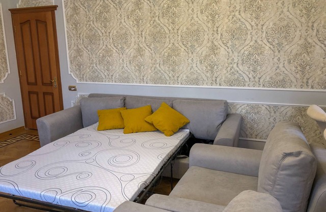 3-Zimmer-Wohnung befindet sich an der Kreuzung von Abovyan / SayatNova Straße.