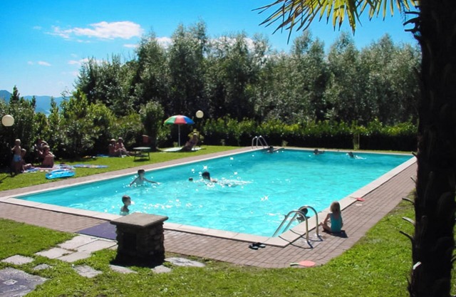 3-Zimmer-Wohnung mit Traumseesicht in einer Residenz mit Pool und Liegewiese