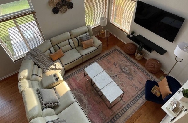 2 BR's (KING/ Queen) - 1.5 Baths Blazing Internet speed 3 Smart TV's stay here!