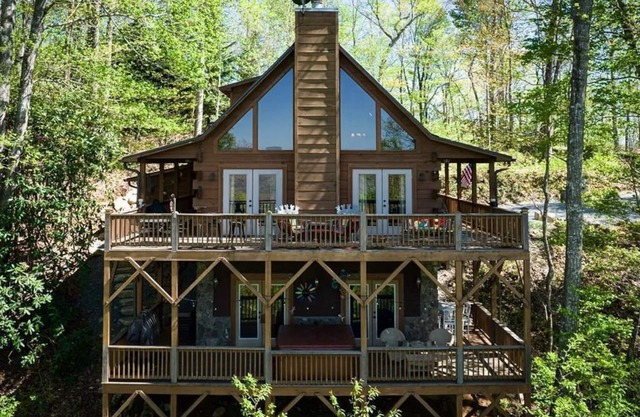 3 Story Cozy Cabin in Nantahala with Beautiful Lake & Mtn View!