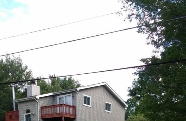 3-stöckiges Haus mit Kamin und Whirlpool, nur wenige Minuten vom Pocono Raceway entfernt.