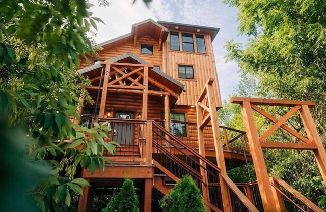 3-Story Luxury Treehouse with Hot Tub - Sleeps 6