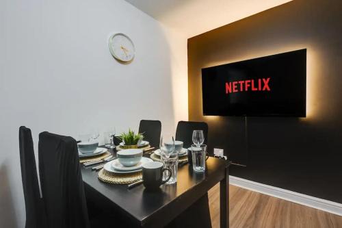 3 Story Spacious House Close to Etihad & Coop Live, Free Parking, Sleeps 9