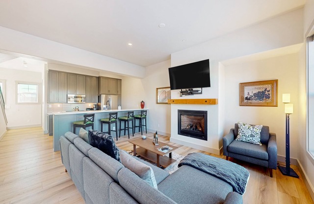 3-story townhouse near downtown with fireplace, balcony, mountain views, patio