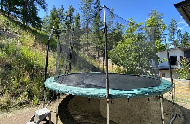 🏖☀️ 3 sty Hse + Lg hot tub! Vacation close to Beaches, Trails, Wineries & Cafes.
