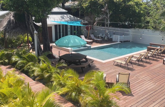 Wunderschöne West Bay 2bdrm mit Infinity-Pool