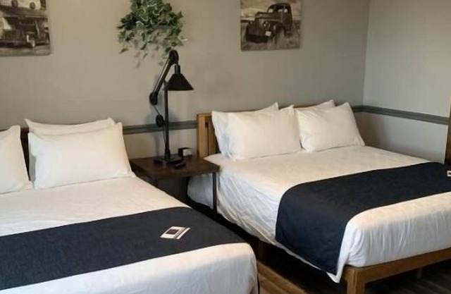 Family & Friends Vacation! 3 Non-Smoking Units, Breakfast, Pet-Friendly, Parking