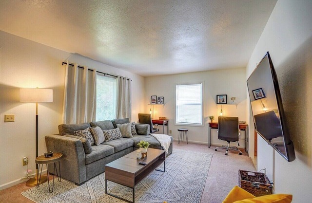 30 Day Minimum. Entire House. Washer/Dryer. A/C.