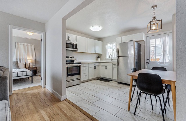 30+ Day, Pet Friendly, King-Size Bed - 15 Min to Downtown!