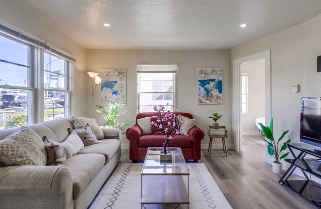 30 days minimum - Lovely 3-Bedroom Home w Spacious Yard & Free 3-car Parking