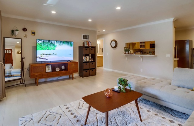 30 days minimum - Luxury 3-BR Home w Pool, Baby Crib near Bay, Beach