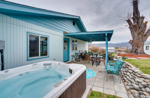 30 Mins to Leavenworth: Home w/ Hot Tub & Yard!