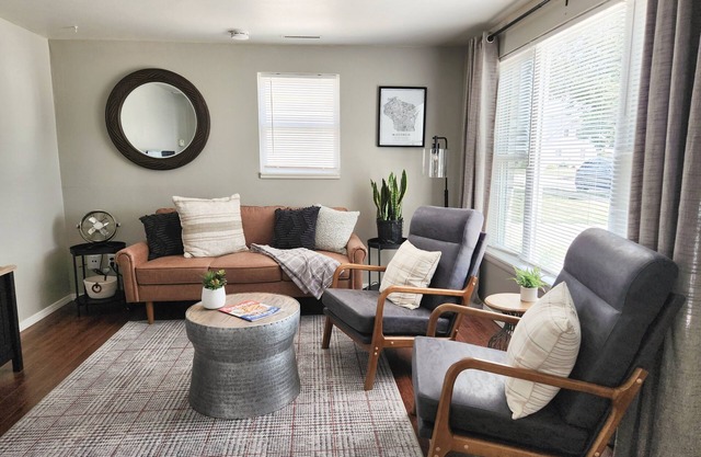 30 minutes to EAA! 10 minutes to downtown Appleton! Dog friendly!
