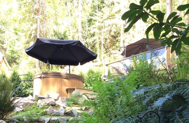 Niedliches Ferienhaus und Whirlpool in Waldlage, nur wenige Schritte von einer schönen kleinen Bucht entfernt.
