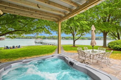300 Degree Views, NEW HotTub, Firepit, Lighthouse