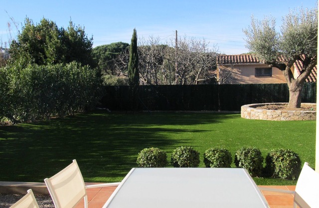 Schönes neues Haus in St. Tropez mit großem Garten, 300 m vom Strand entfernt