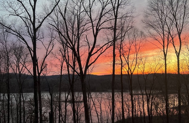3000 sf Cabin on the river that sleeps 14! HUGE DISCOUNTED rates JANUARY