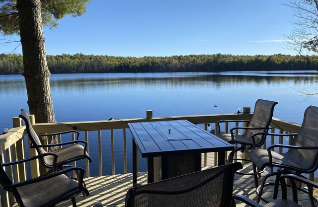 August Cancellations! 3000+ sq ft Lakehouse on Clear, Full Rec Hildebrand Lake!