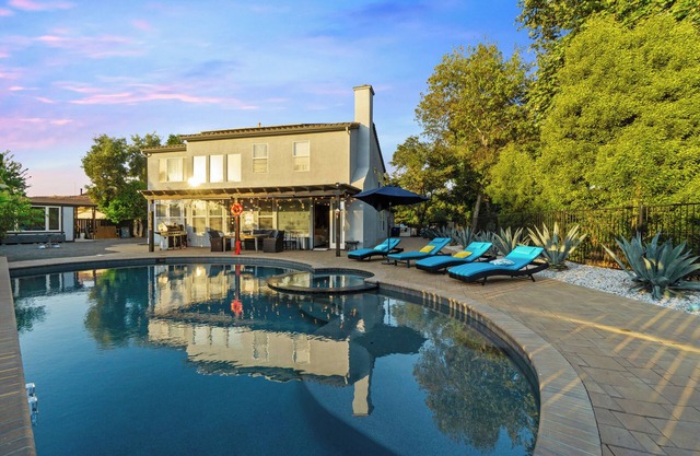 3000 Sqft 5BR/4BTH Villa with Pool and Hot Tub