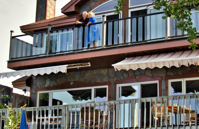 Au Bord de Leau Appartement 15 min Aeroport Montreal Lakefront Apartment