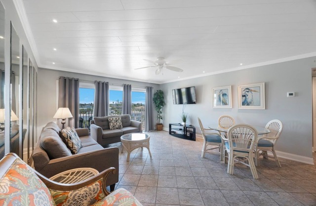 #302 The Collwood: 2 BR, 2 BA Condominium in Madeira Beach, Sleeps 6