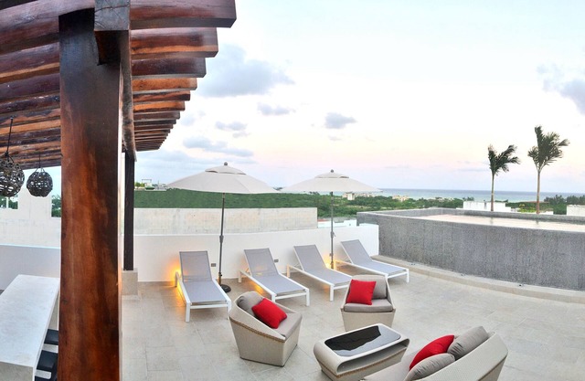 (303)Luxury apartment meters away from the sea with rooftop pool. Book now!