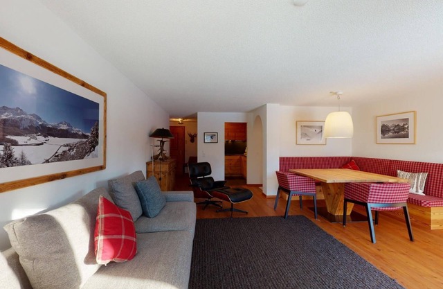 3½-Zimmerwohnung im Erdgeschoss, Entrée mit Garderobe, Wohnzimmer mit TV und Aus