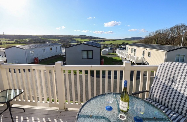 31 CROSSWINDS, country holiday cottage, with pool in Bembridge