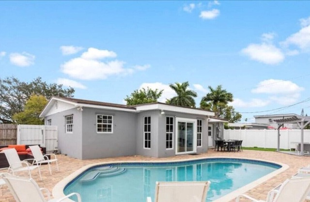310 · Modern 3/2 -HEATED POOL. GRILL. Big BACKYARD.