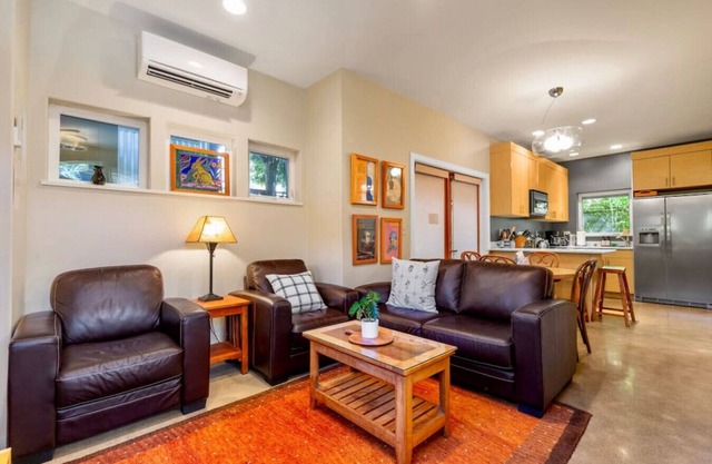 3214 Seattle · Cozy & Peaceful 2b2.5b South Seattle House w/AC