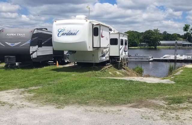 33 foot 5th Wheel camper. 3 slideouts, right on the Ogeechee River. Site 11